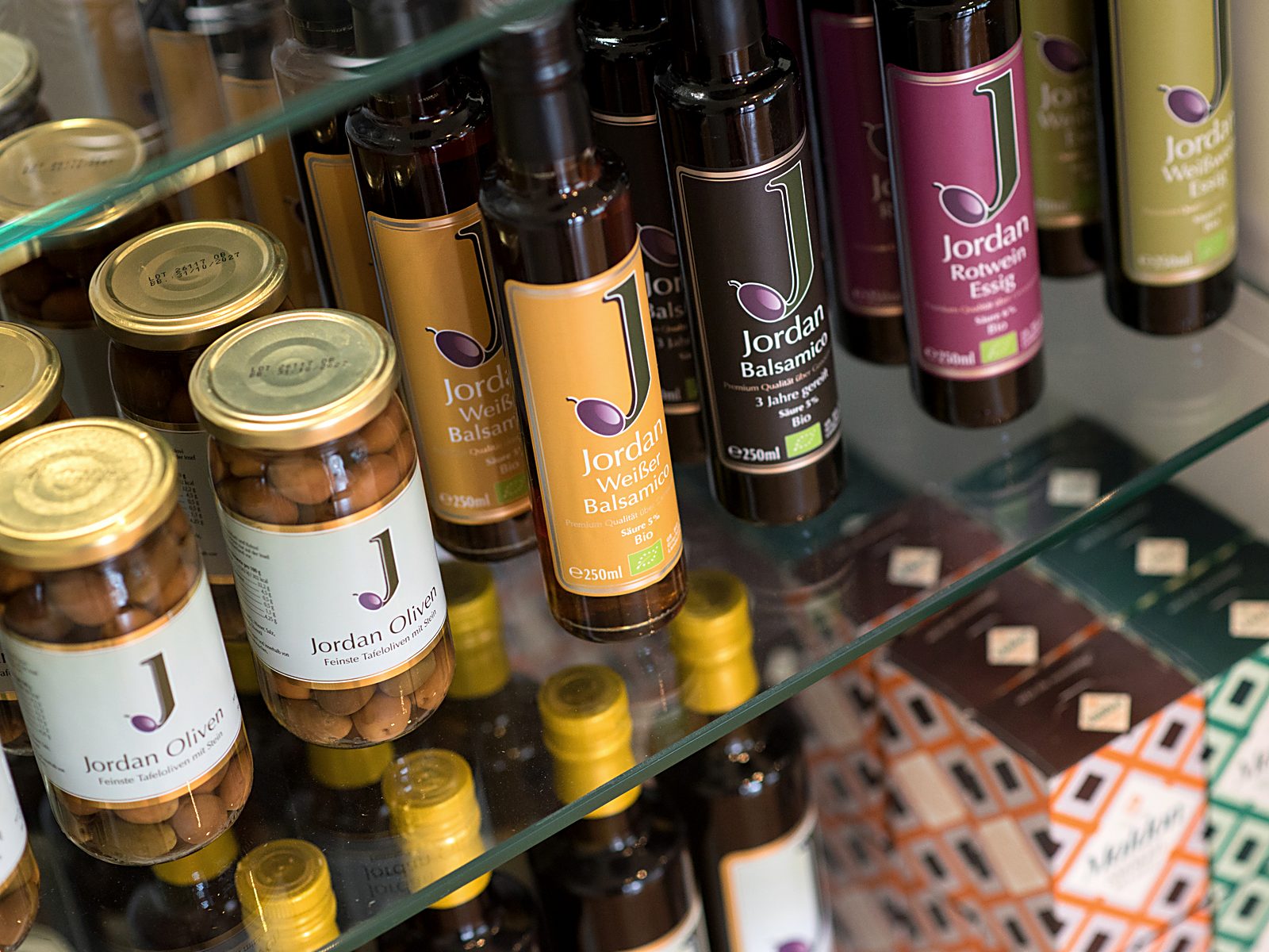 Olivenöl, Balsamico und Oliven von Jordan im Regal